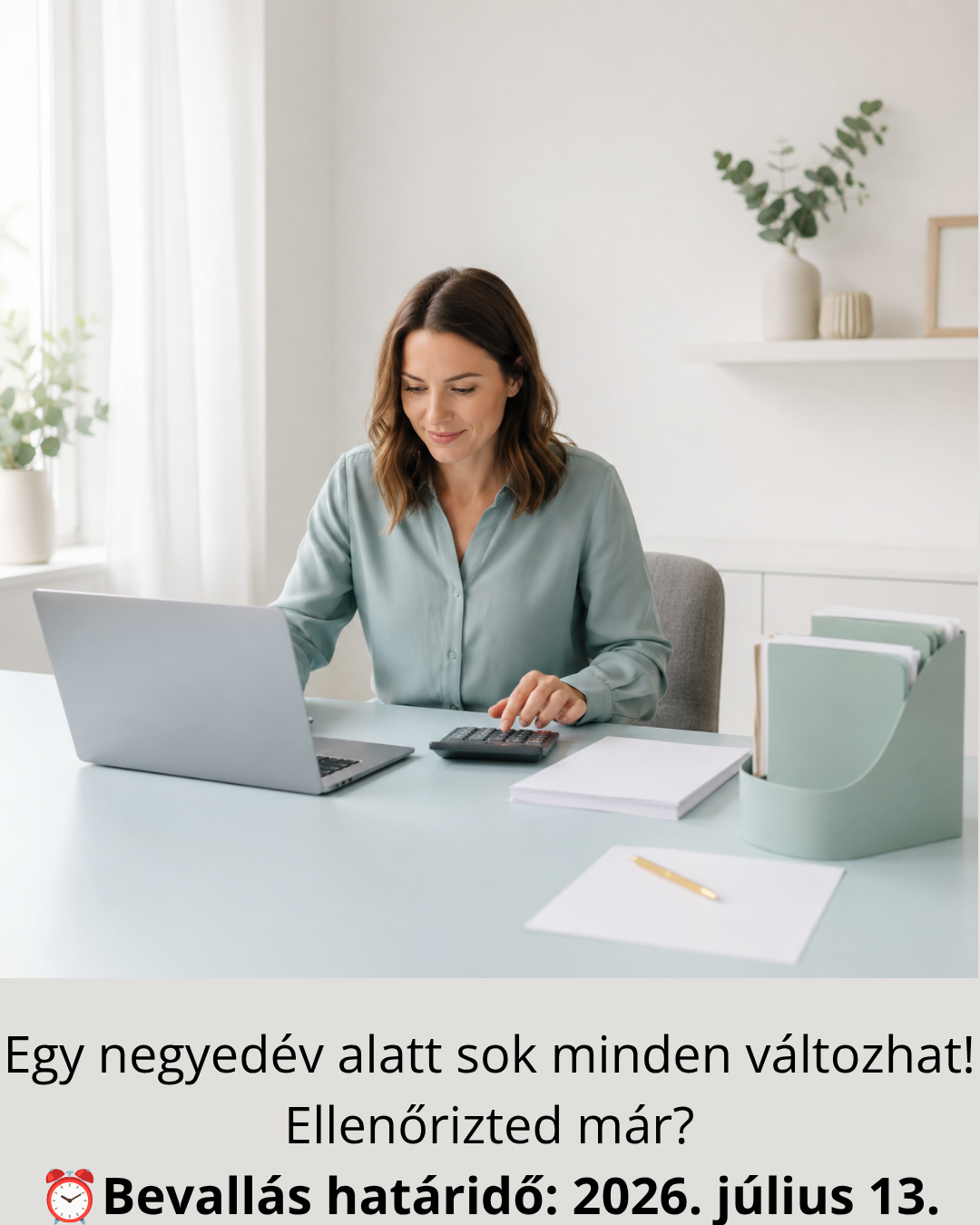 Vállalkozó nő laptoppal és számológéppel dolgozik asztalnál – egyéni vállalkozók járulékbevallása határidő: 2026. július 13.